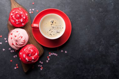 Sevgililer günü tebrik kartı taş zemin üzerine lezzetli tatlı kekler