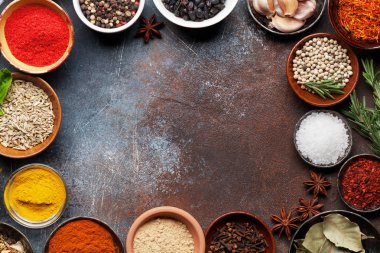 Çeşitli baharatlar ve otlar taş zemin üzerine