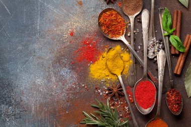 Çeşitli baharatlar ve otlar taş zemin üzerine