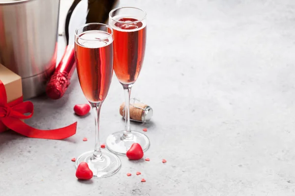 Открытка День Святого Валентина Розовым Шампанским Подарочной Коробкой Каменном Фоне — стоковое фото