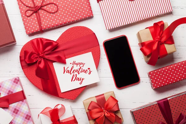 상자와 배경에 스마트폰 발렌타인의 인사말 인사말 스마트폰 App 평면에 — 스톡 사진