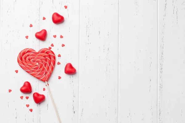 Tarjeta Felicitación San Valentín Con Caramelos Sobre Fondo Madera Vista — Foto de Stock