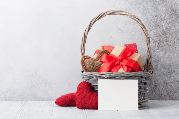 Tarjeta Felicitación San Valentín Con Cajas Regalo Corazones Punto Cesta —  Fotos de Stock