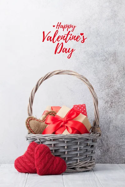 상자와 바구니에 발렌타인의 인사말 — 스톡 사진