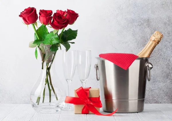 Valentinstag Grußkarte Mit Champagner Eimer Und Rosenblütenstrauß Mit Platz Für — Stockfoto