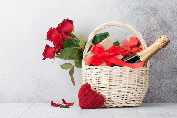 Cartão Saudação Dia Dos Namorados Com Champanhe Cesta Buquê Flores — Fotografia de Stock
