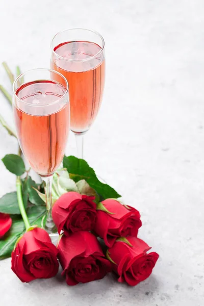 Alla Hjärtans Dag Gratulationskort Med Champagne Och Rosa Blommor Bukett — Stockfoto
