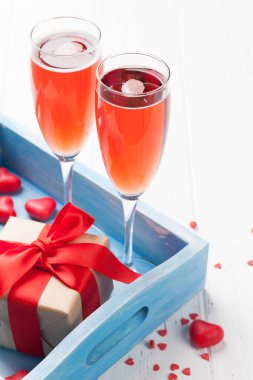 Sevgililer günü tebrik kartı ile ahşap arka plan gül şampanya ve hediye kutusunda. Selam ile alan