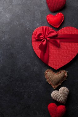 Sevgililer günü tebrik kartı handmaded kalp oyuncaklar ve sevgi hediye kutusu taş zemin üzerine