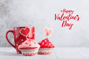 Sevgililer günü tebrik kartı taş zemin üzerine lezzetli tatlı kekler