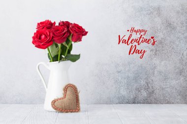 Sevgililer günü tebrik kartı kırmızı çiçekler buket gül ve kalp önünde taş duvar örme