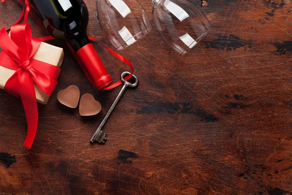 Valentinstag Grußkarte Mit Weinflasche Schokoladenherzen Schlüssel Und Geschenkschachtel Auf Holzgrund — Stockfoto