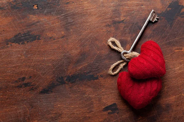 Biglietto Auguri San Valentino Con Cuoricino Chiave Sfondo Legno Vista — Foto Stock