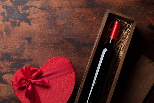 情人节贺卡与红酒瓶和礼品盒在木背景 — 图库照片