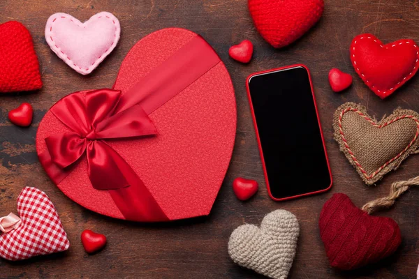 情人节贺卡与编织的心 礼品盒和智能手机在木制背景 顶部视图 为您的问候或智能手机应用程序提供空间 — 图库照片