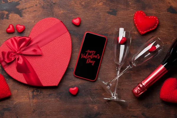 Walentynki Życzeniami Szampanem Pudełko Smartphone Podłoże Drewniane Widok Góry Miejsca — Zdjęcie stockowe