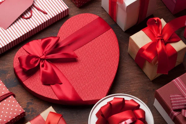 Biglietto Auguri San Valentino Con Scatole Regalo Cuore Sfondo Legno — Foto Stock