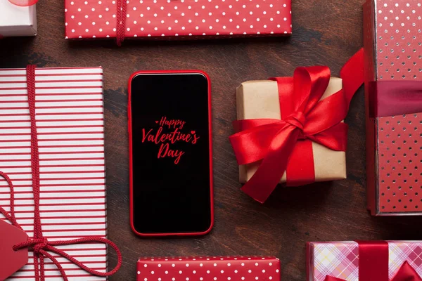 상자와 배경에 스마트폰 발렌타인의 인사말 인사말 스마트폰 App 평면에 — 스톡 사진