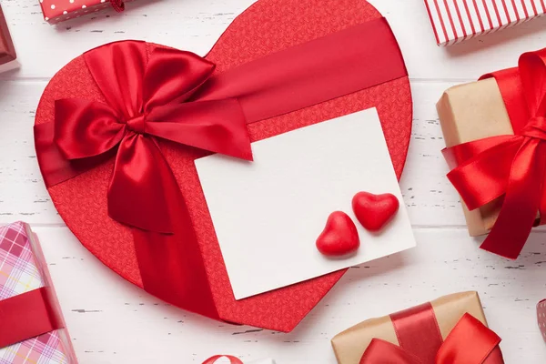 Aftelkalender Voor Valentijnsdag Wenskaart Met Hart Geschenkdozen Houten Achtergrond — Stockfoto