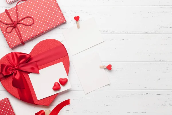 Biglietto Auguri San Valentino Con Scatole Regalo Cuore Sfondo Legno — Foto Stock