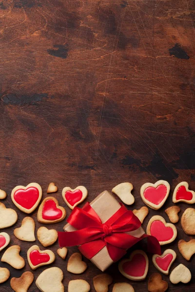 Открытка День Святого Валентина Печеньем Форме Сердца Подарочной Коробкой Деревянном — стоковое фото