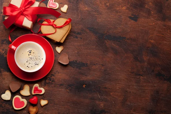 Valentinstag Grußkarte Mit Geschenkbox Kaffeetasse Und Herzförmigen Plätzchen Auf Holzgrund — Stockfoto