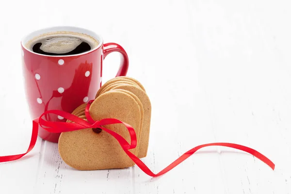 情人节贺卡与咖啡杯和心形饼干在木制背景 用空间为您的问候 — 图库照片