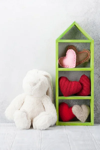 Tarjeta Felicitación Del Día San Valentín Con Juguete Conejo Corazones —  Fotos de Stock