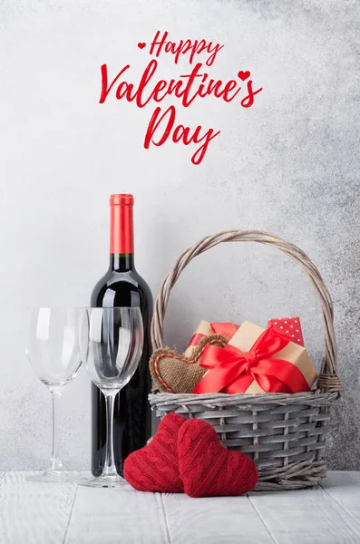 Carte Voeux Saint Valentin Avec Vin Rouge Cadeaux Dans Panier — Photo