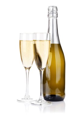 Şampanya şişesi ve gözlük. Beyaz arka plan üzerinde izole