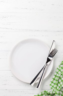 Çatal bıçak takımı ile akşam yemeği plaka ayarı. Üstten Görünüm kopya alanı ile. Düz yatıyordu