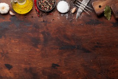 Çeşitli baharatlar ve otlar ahşap tablo kümesi. Üstten Görünüm ile yer tarifi için. Düz yatıyordu