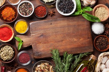 Çeşitli baharatlar ve otlar ahşap arka plan üzerinde kümesi. Üstten Görünüm ile yer tarifi için. Düz yatıyordu