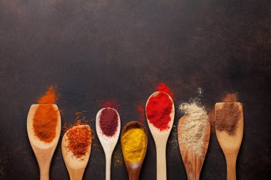 Çeşitli baharatlar ve otlar taş zemin üzerine