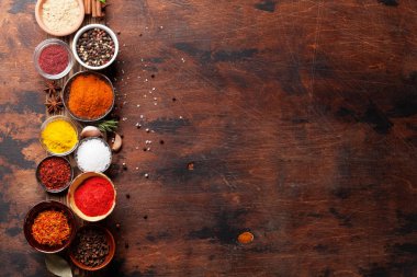 Çeşitli baharatlar ve otlar ahşap arka plan üzerinde kümesi. Üstten Görünüm ile yer tarifi için. Düz yatıyordu