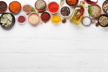 Çeşitli baharatlar ve otlar ahşap arka plan üzerinde kümesi. Üstten Görünüm ile yer tarifi için. Düz yatıyordu