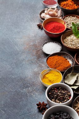Çeşitli baharatlar ve otlar taş zemin üzerine