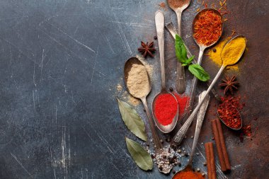 Çeşitli baharatlar ve otlar taş zemin üzerine