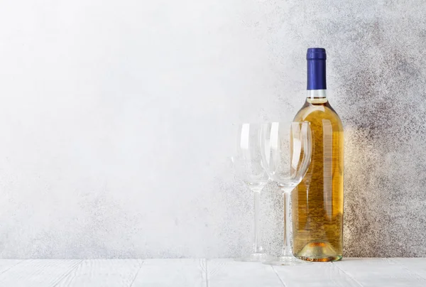 Vitt Vin Flaska Och Glas Framför Stenmuren Med Utrymme För — Stockfoto