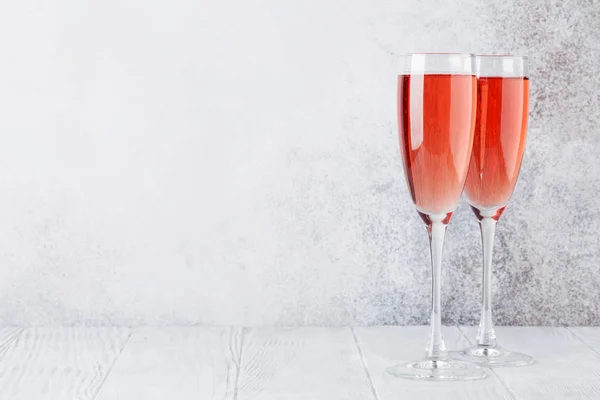 Бокалы Розового Шампанского Перед Каменной Стеной Пространством Вашего Текста — стоковое фото