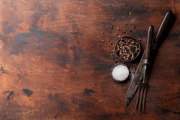 Koření Maso Kuchyňské Náčiní Sůl Pepř Dřevěný Stůl Vaření Pohled — Stock fotografie