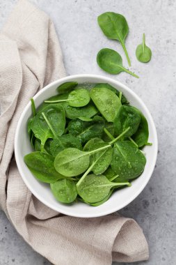 Taze Bahçe ıspanak salata kasesi taş masada. Üstten Görünüm