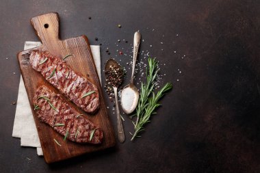 En iyi bıçak veya denver biftek kesme tahtası üzerinde ızgara. Kopya alanı ile Üstten Görünüm