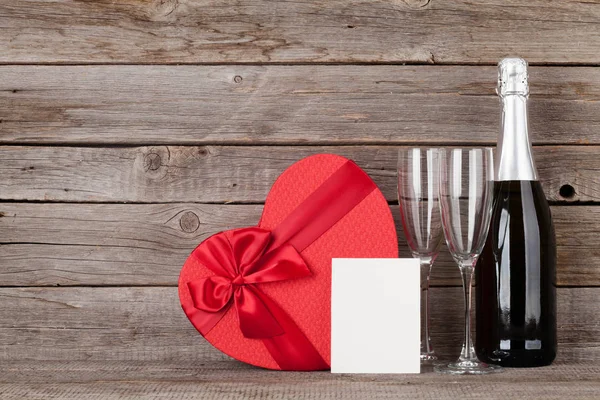 Valentinstag Grußkarte Mit Herzförmigem Geschenkkarton Und Champagner Vor Der Holzwand — Stockfoto