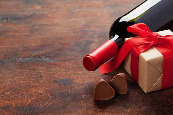 Valentijnsdag Wenskaart Met Fles Wijn Chocolade Harten Cadeau Doos Houten — Stockfoto