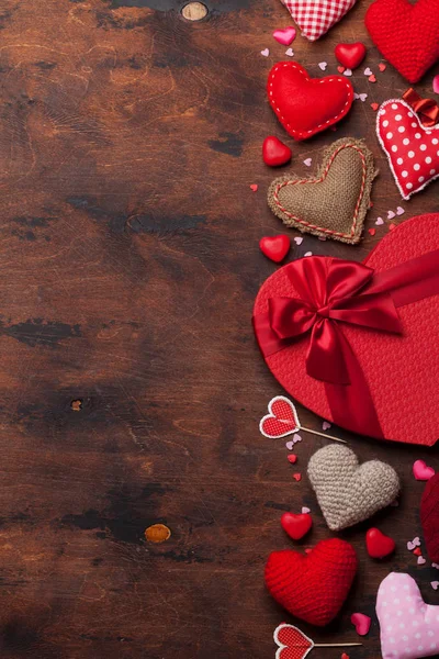 情人节贺卡与手工制作的心脏玩具和爱礼品盒在木背景 — 图库照片