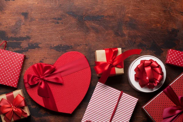 Valentinstag Grußkarte Mit Herz Geschenkschachteln Auf Holzgrund — Stockfoto