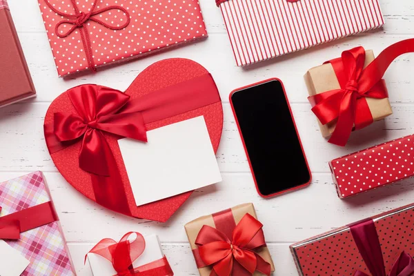 Tarjeta Felicitación San Valentín Con Cajas Regalo Smartphone Sobre Fondo — Foto de Stock