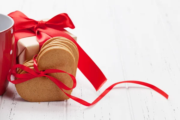 Valentinstag Grußkarte Mit Geschenkbox Kaffeetasse Und Herzförmigen Plätzchen Auf Holzgrund — Stockfoto