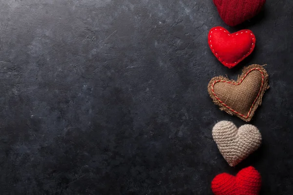 Valentinstag Grußkarte Mit Handgefertigten Herzspielzeugen Auf Steinhintergrund Ansicht Von Oben — Stockfoto